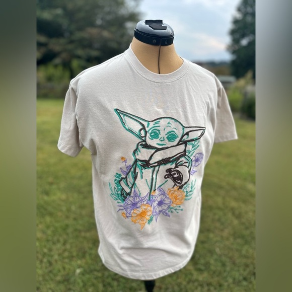 Star Wars Baby Yoda embroidered T-shirt. Size medium. May the force be with you - Picture 3 of 6